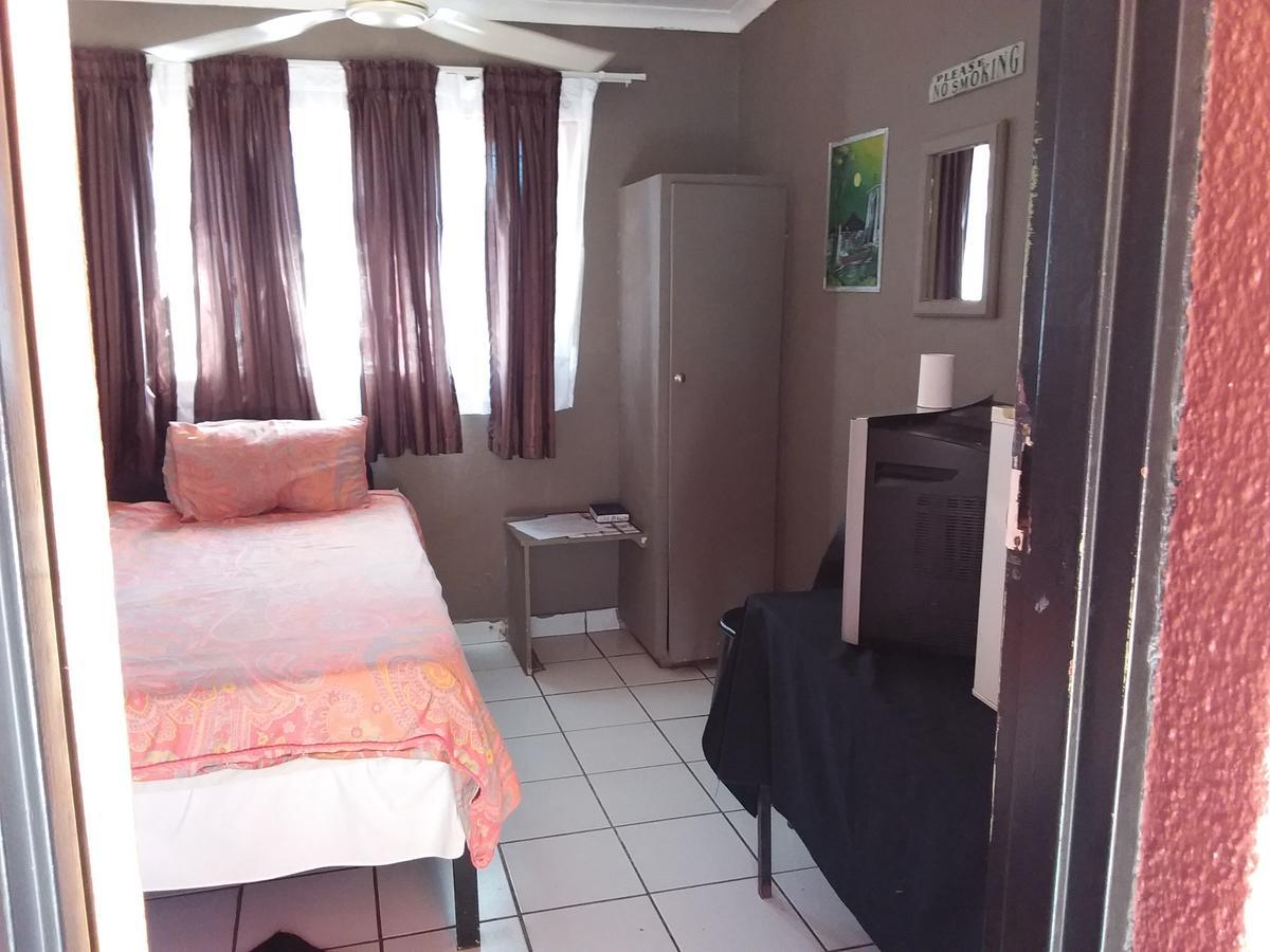 مافكينج Larona Inn المظهر الخارجي الصورة
